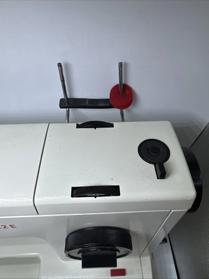 Pfaff 1222E 缝纫机带踏板 + 仅配件零件 — 第 3/4 张图片