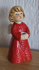 Goebel  4204916 Figur Kerzenhalter singender Engel mit rotem Gewand/ Kleid