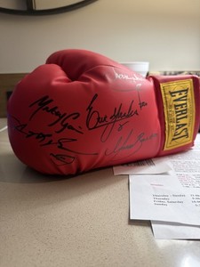 Everlast signed boxing glove from Canastota Boxing Hall of Fame