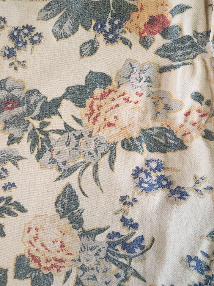 Pantalones Cortos Chinos Bullhead Negros Estampado Floral Borde de Encaje Juniors Talla 7 Usados Foto 4 de 4