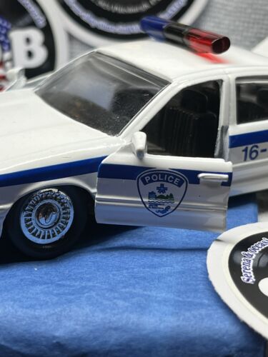Road Champs 1994 Ford Crown Vic Montreal Canada Police Patrol Car 1:32 NM Cond - Picture 3 of 11