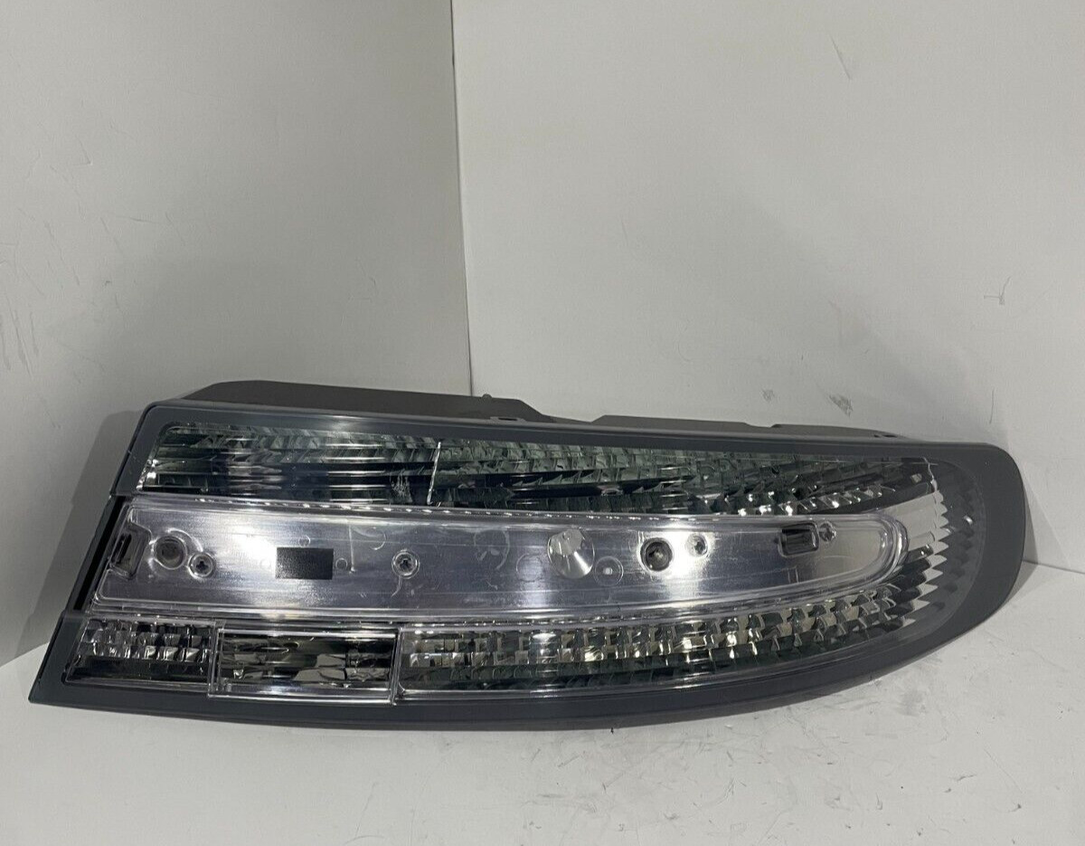 2005-2016 ASTON MARTIN DB9 RIGHT PASSENGER SIDE TAIL LIGHT GRAY 8D3313404-AJ OEM