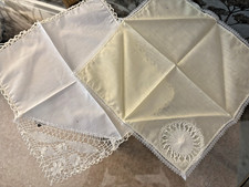 ZWEI VINTAGE WEISS/CREME BAUMWOLLE HANDKL&Ouml;PPELSPITZE DAMEN TASCHENT&Uuml;CHER ~ 9" (23)
