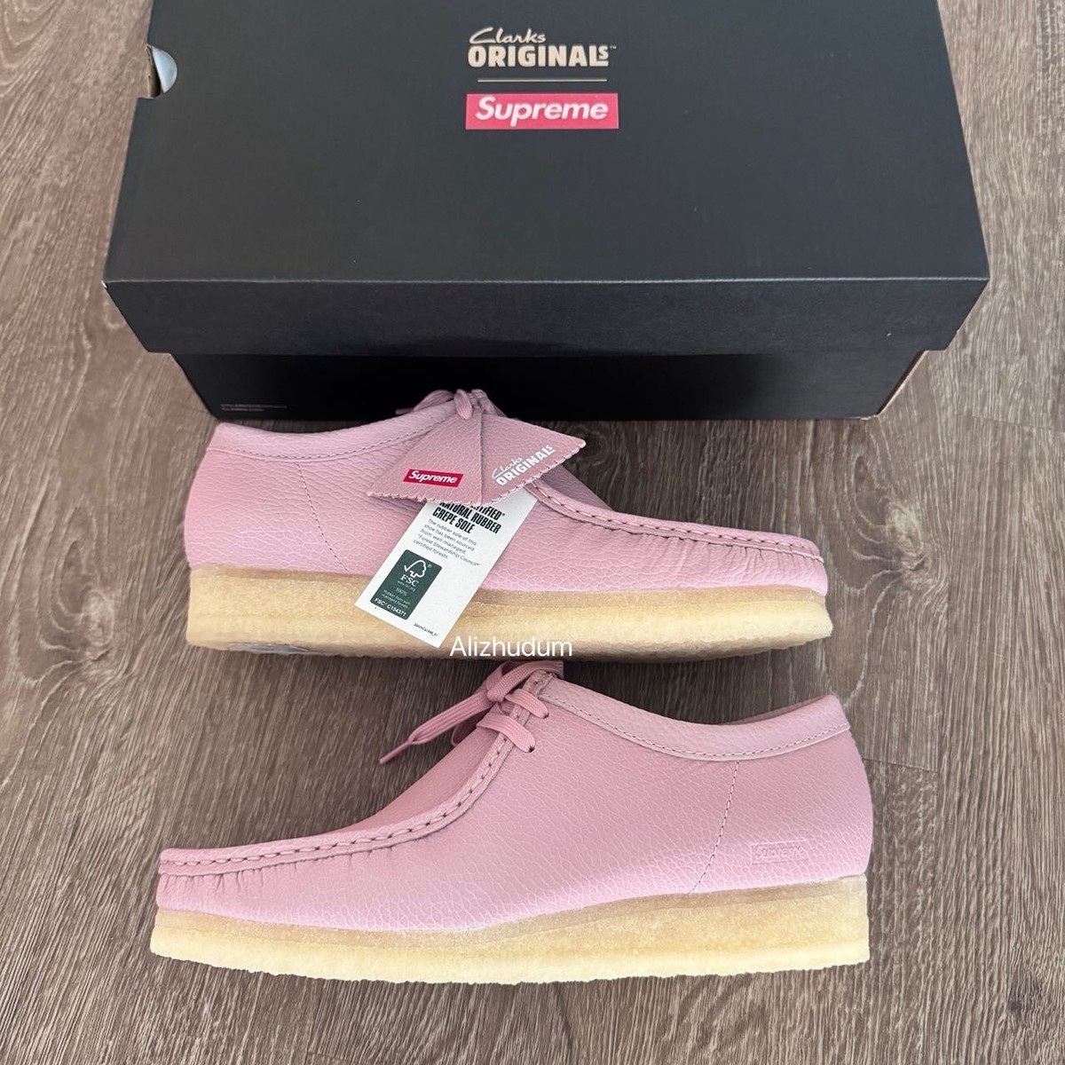 靴 Supreme Clarks Reflective Wallabee Pink Supreme Clarks Originals Reflective Wallabee (SS25) - $198