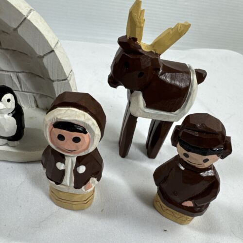 Set Natività Fatto a Mano Unico Legno Intagliato A Mano Eschimese Igloo Alce Pinguino Presepe - Foto 4 di 7