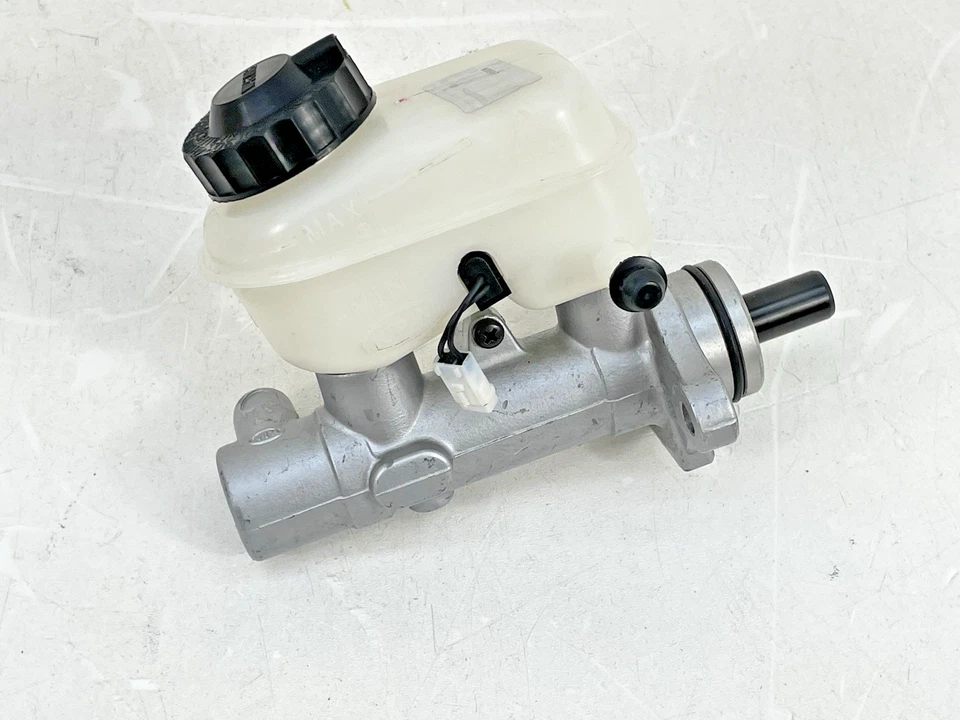 Cilindro maestro de freno Kia Sportage 1999-2003 con depósito NUEVO Foto 2 de 4