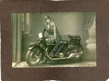 Dv20) Foto Junge Frau mit altem Motorrad Oldtimer .