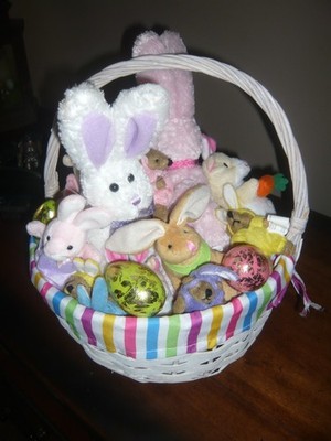 EASTER LARGE Wicker Basket w/Handle , Cloth Lined 18PLUSH BUNNIES,PLASTIC EGGS