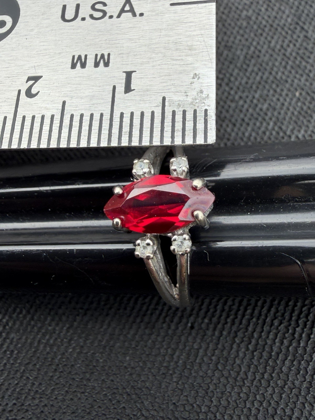 10K GOLD RING RED RUBY?  STONE CLEAR SIDE STONES … - image 4