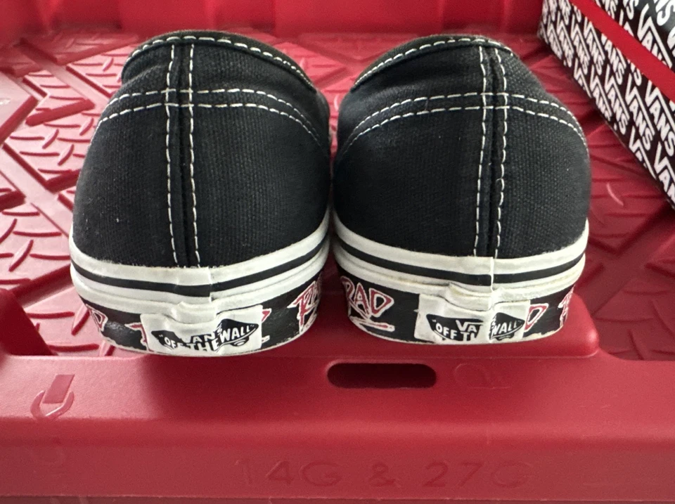 VANS Auténtico Rad Pack Negro/Rojo Hombre Talla 9.5 Ligeramente Usado con Caja Original Foto 4 de 4