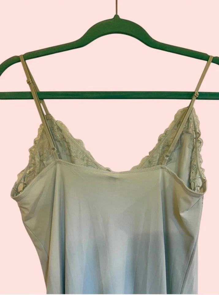 Vestido/camisón Calvin Klein con detalles de encaje. Foto 3 de 4