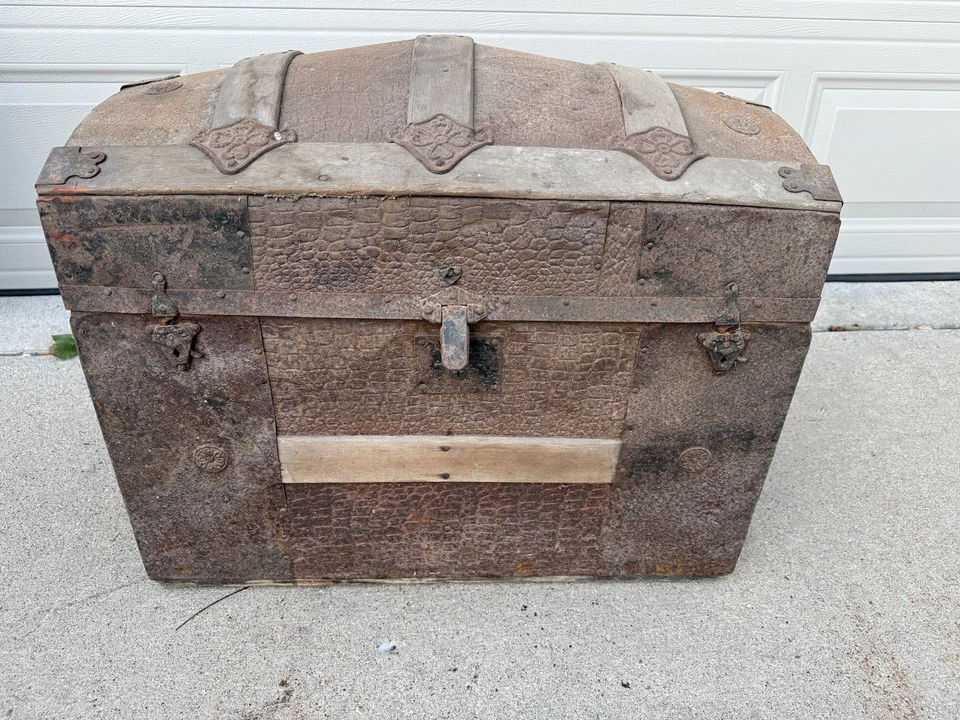 🚢Raro baúl de vapor antiguo de 1870 con cúpula de hojalata en relieve arco de joroba camello superior Foto 3 de 4
