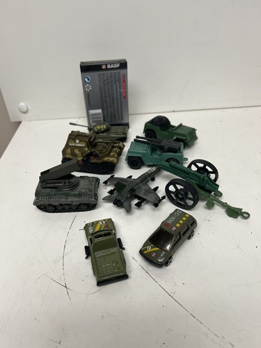 Small Assortment of Vintage Plastic Toy Army Military Vehicles, & Misc. Pieces - Picture 5 of 5