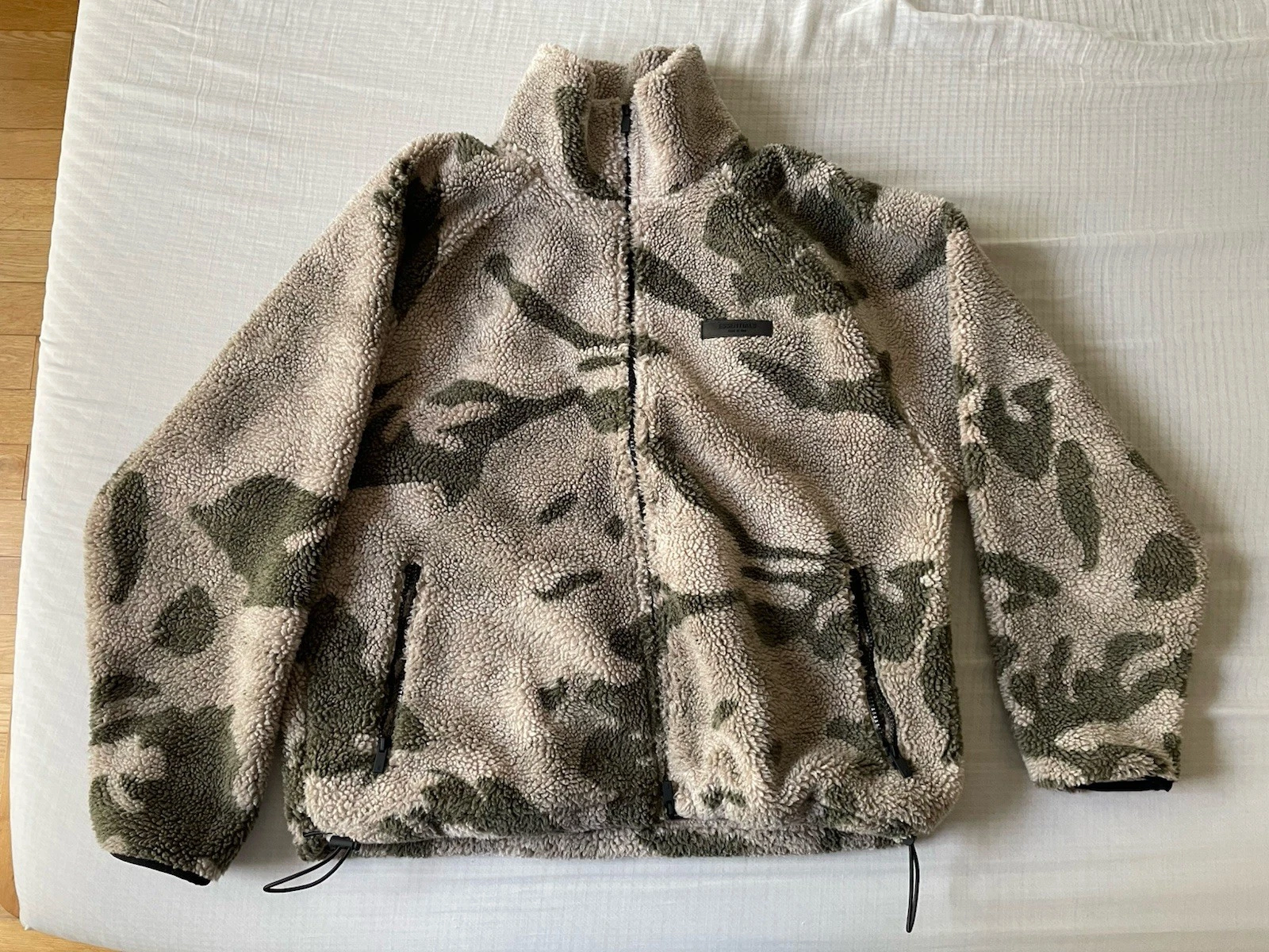 Giacca mimetica Fear of God Essentials in pile polare con zip intera