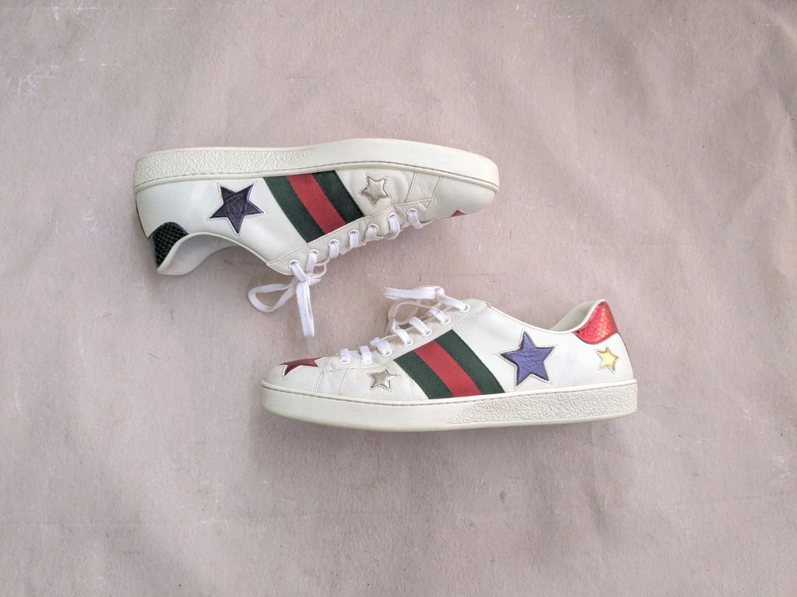 Baskets Gucci Ace étoiles hommes 9,5 blanc logo chaussures en cuir hauts bas 452502