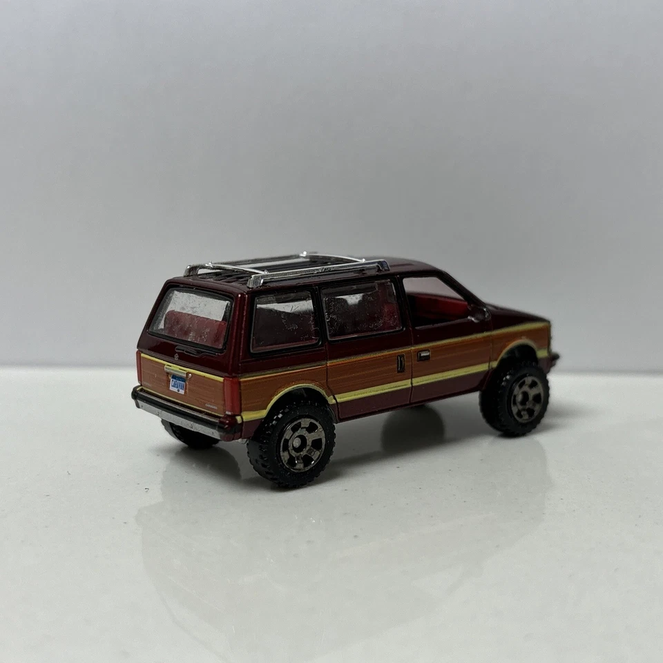 Dodge Caravan 1984 rojo elevado Auto World 1/64 personalizado Foto 3 de 4