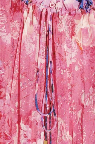 BLUSA DE FAISÁN ROBERTO CAVALLI FUERA DEL HOMBRO, TALLA 4, ROSA Y AZUL - Imagen 3 de 7