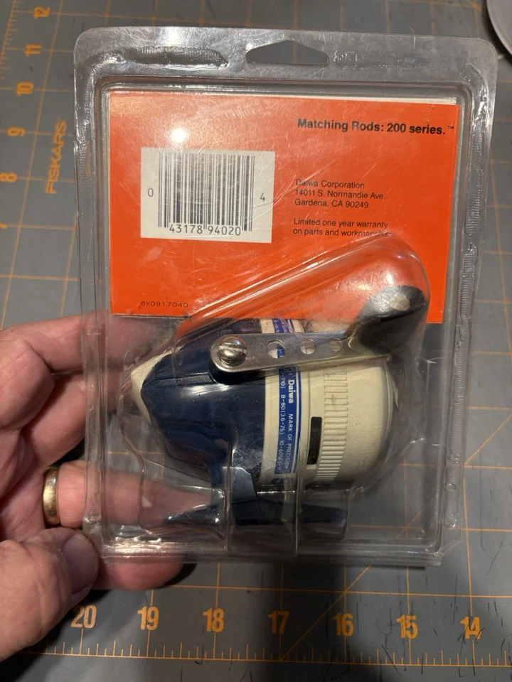 New Vintage Daiwa S80 Spin Cast Fishing Reel White Blue Still In Sealed Package - Image 3 of 3