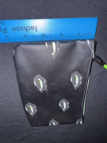 IPSY Cosmético Maquillaje Glamour Bolso Bonito Malvado Vampiro Labios Colmillos Octubre 2021 - Imagen 4 de 9