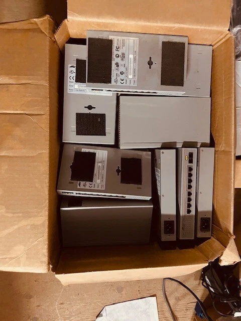 Allied Telesyn ATFS709FC 8 Port Fast Ethernet - Image 4 of 4