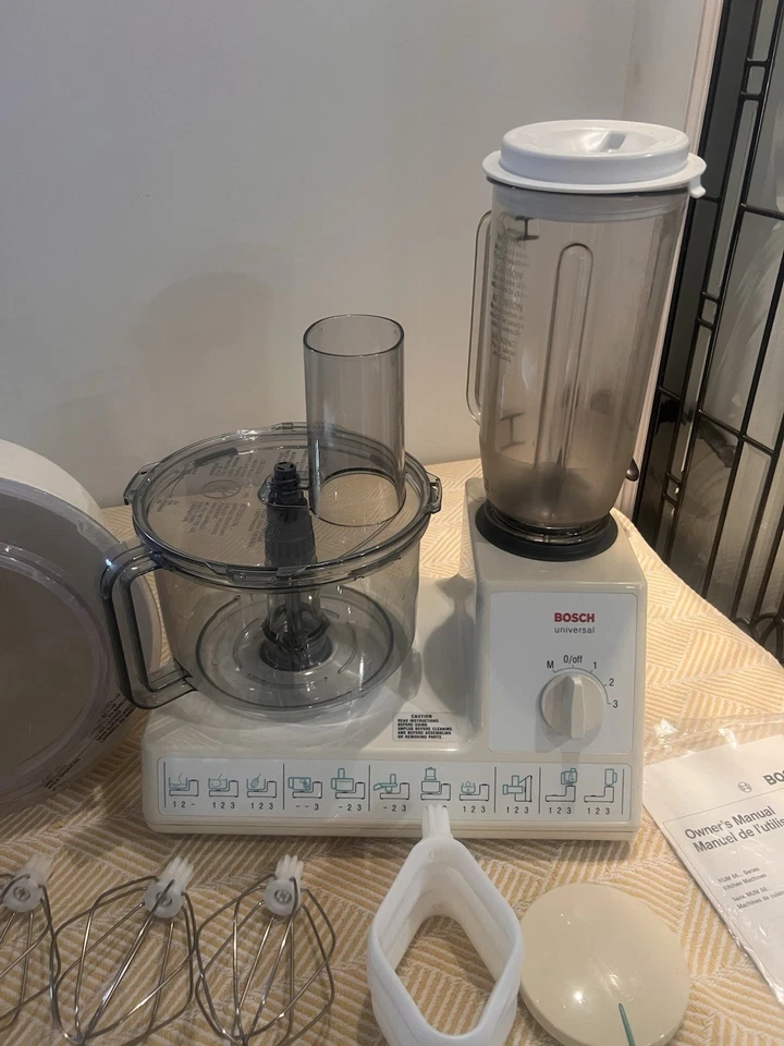 Misturador Universal Bosch 700 Watts MUM6621UC Misturador Tigela Acessórios Fatiador Funcionando - Imagem 2 de 4