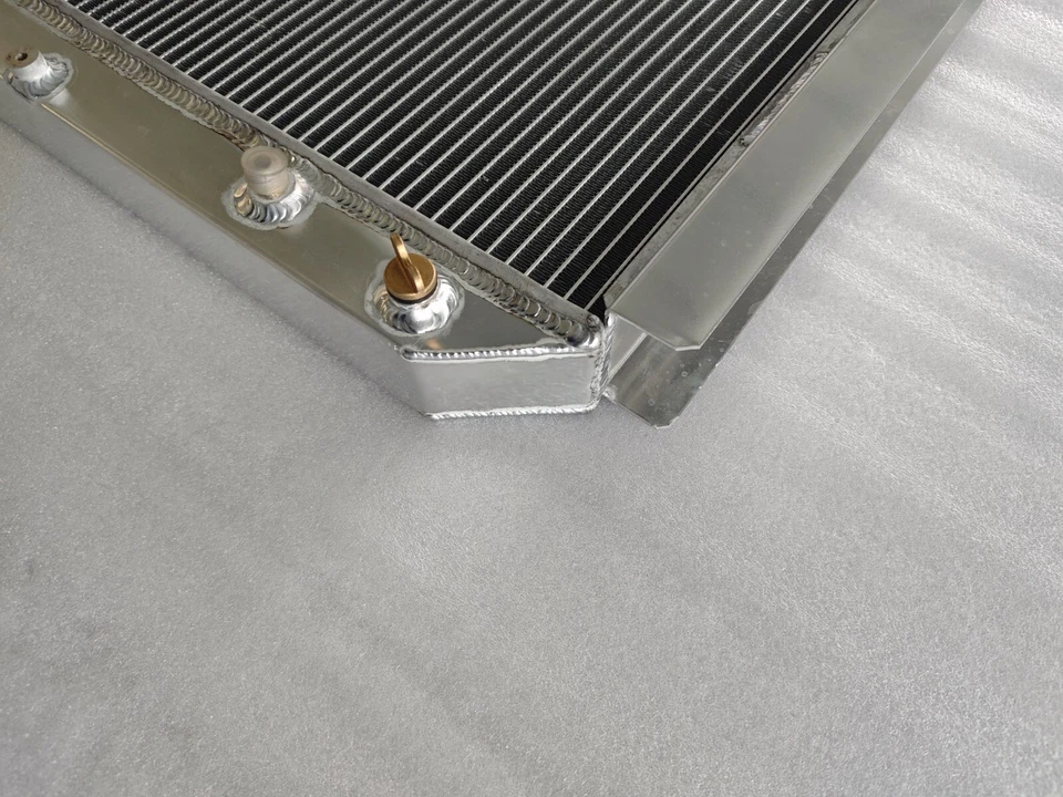 Radiador para MITSUBISHI Montero Base/LS/SR V6 3,5 L AUTOMÁTICO 1994-2000 1997 1998 1999 Foto 3 de 4