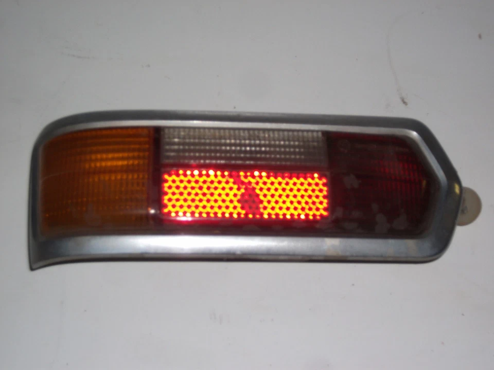 Mercedes-Benz 250S temprano, carrocería # 108. Faro trasero derecho completo Foto 4 de 4