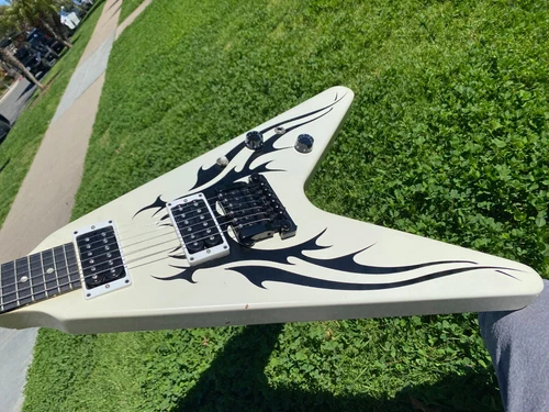 Gibson Limited Edition Tribal Flying V  White with Factory Kahler   #114