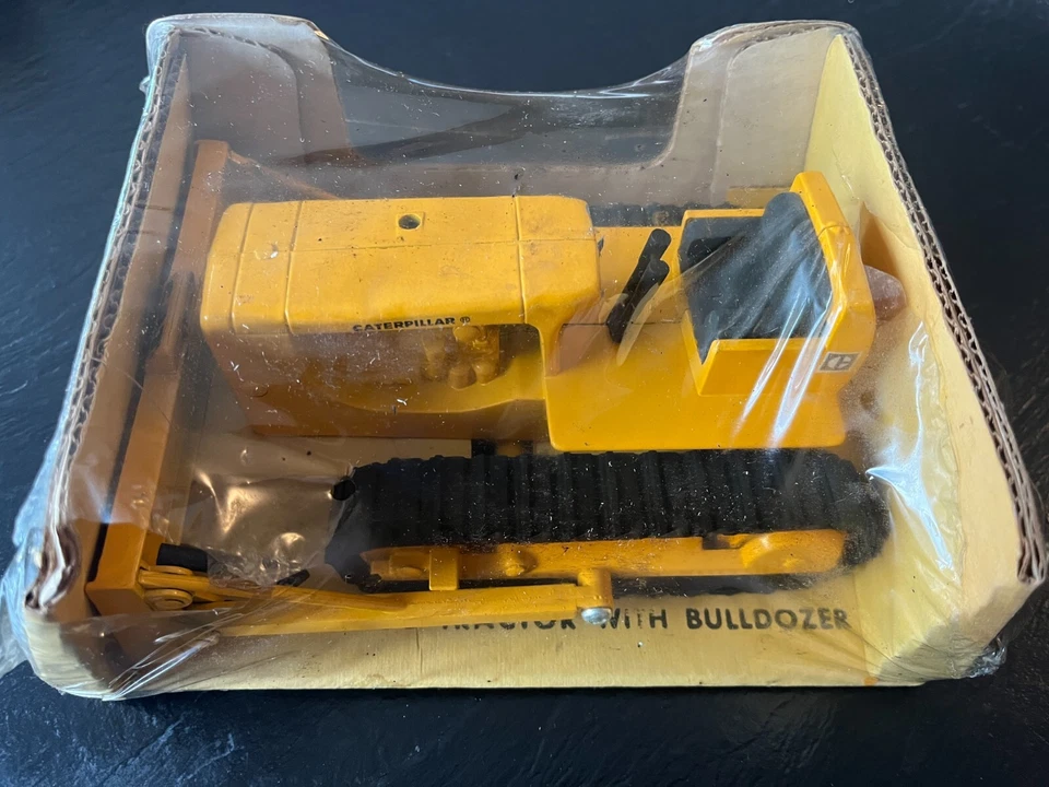 Vintage Caterpillar D6 Tractor with Bulldozer ERTL Scale Model New in Bubble Box - Image 3 of 4