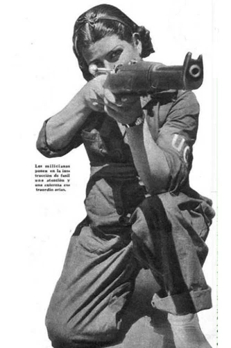 military woman with rifle WW2 Photo Glossy 4*6 in N025