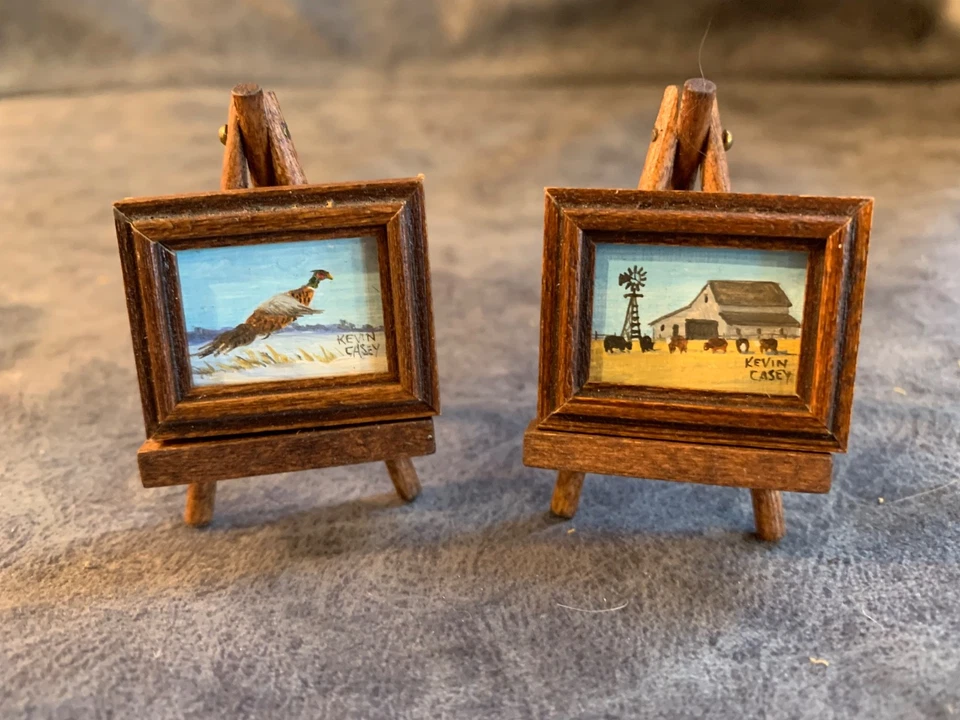 2 pinturas en miniatura de 1 5/16 por 1 pulgada firmadas con mini caballetes faisán y granero Foto 2 de 4