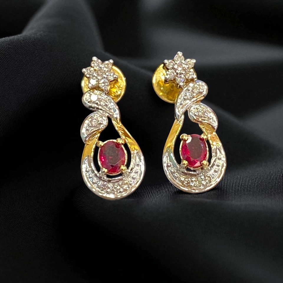 0.90 Cts F/VS1 Round Brilliant Cut Diamonds Ruby Dangle Earrings 14K Yellow Gold - Image 3 of 4