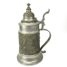 Dekorativer Zinn Bierkrug mit Reliefdekoren F&uuml;ssen Sammlerst&uuml;ck Vintage 24cm