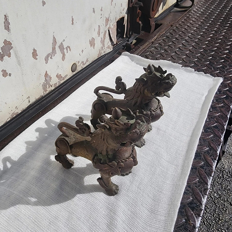 Par de perros foo guardianes del templo tibetano de bronce antiguos Foto 3 de 4