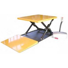 Piattaforma elevatrice elettrica trifase pantografo ribassata e rampa di carico