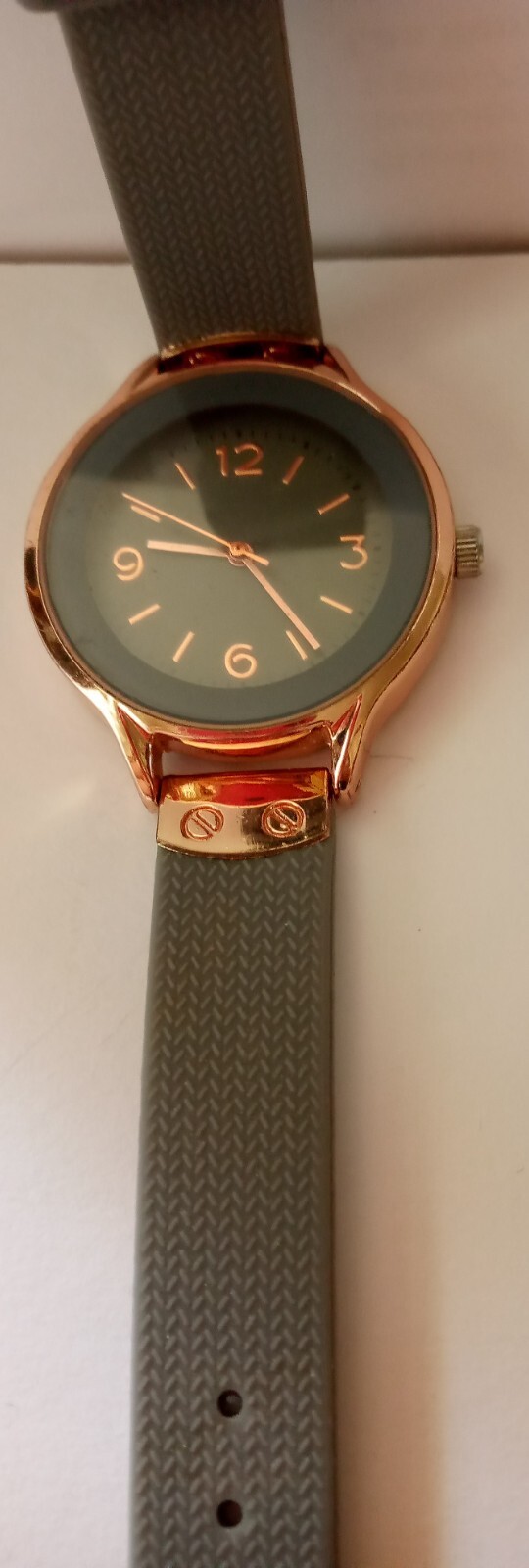 Women's Watch Quartz 12-Hour Dial Grey Rubber Straps 7-Inch Free Shipping