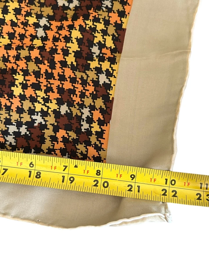 Cachecol vintage rayon e seda geométrico dourado ferrugem laranja pescoço quadrado borda enrolada - Imagem 3 de 4