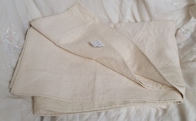 Yves Delorme Barocco Palais Royal  Qween Coverlet  Ivory Exelent Condition