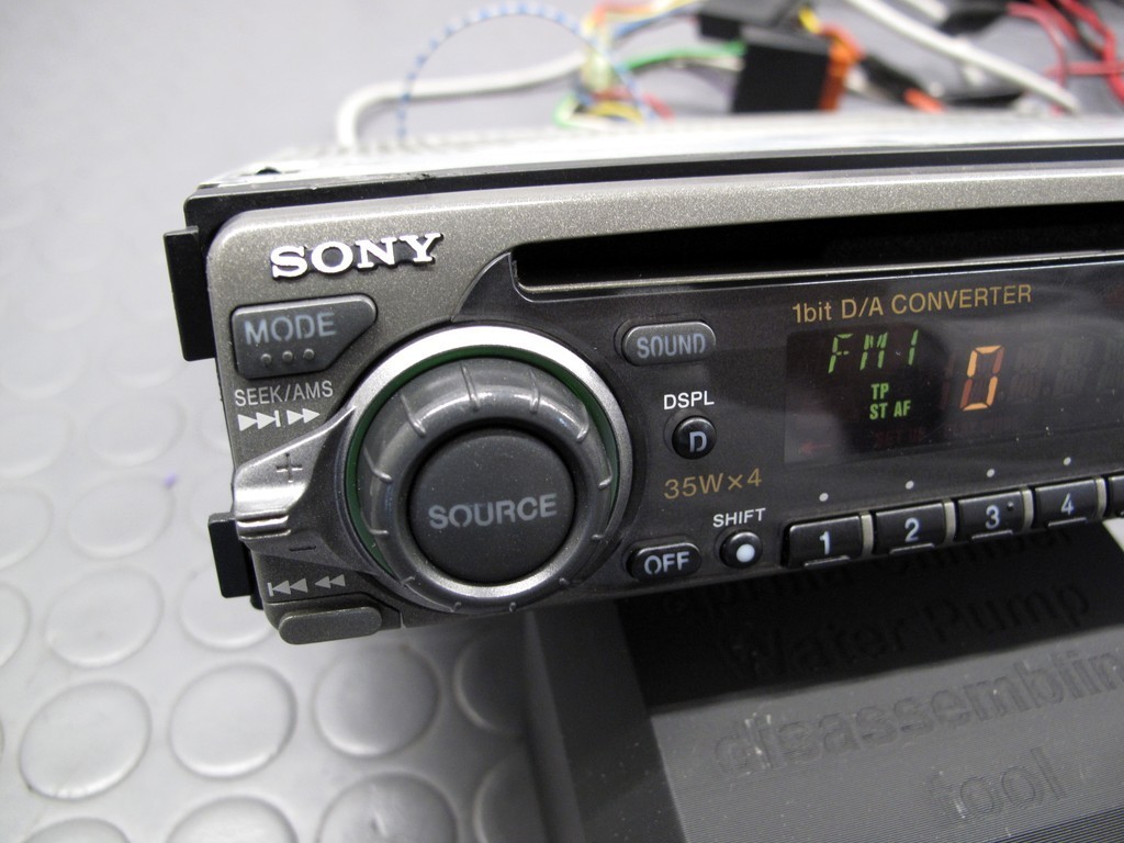 SONY CDX-4250R AUTORADIO VINTAGE 90s 2000s CAR RADIO CD PLAYER