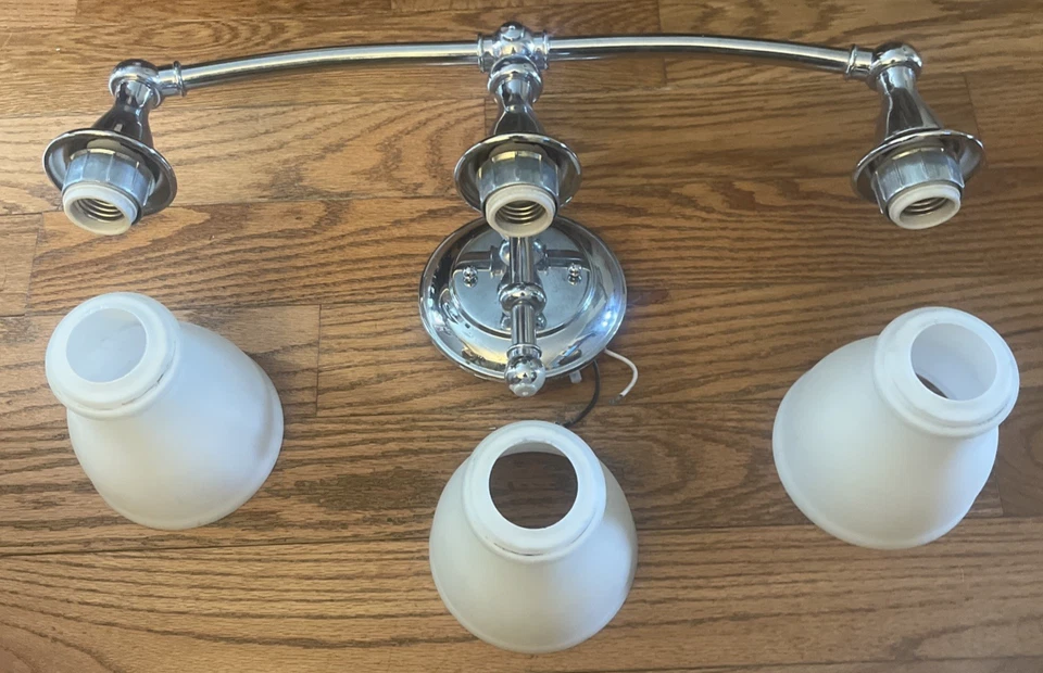 Tocador de baño ligero 3 plata resistente casa de campo con globos Foto 2 de 4