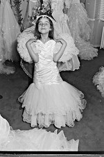 Altes Foto Negativ, junges M&auml;dchen mit wei&szlig;em Kleid (1)
