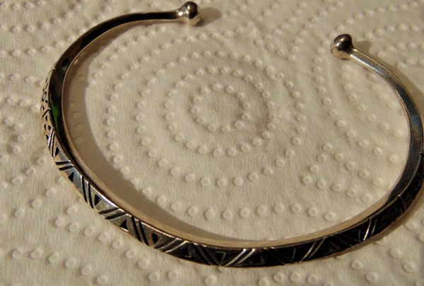BERBER SOLID SILVER 925 - STERLING - BRACELET - CHISELTED BANGLE FROM MORROCO - 