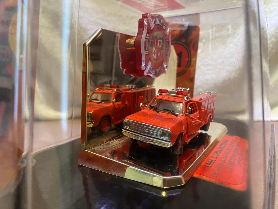 CODE 3 COLLECTIBLES 1:64 EMERGENCY LOS ANGELES 51 RESCUE SQUAD MIB 2001 Original - Image 2 of 4