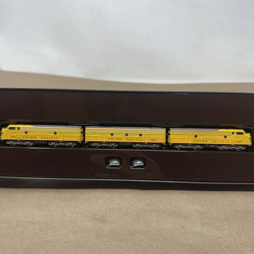 8832 / ECHELLE Z 1:220 / MARKLIN MINI CLUB LOCOMOTIVE EMD F7 UNION PACIFIC - Picture 2 of 8
