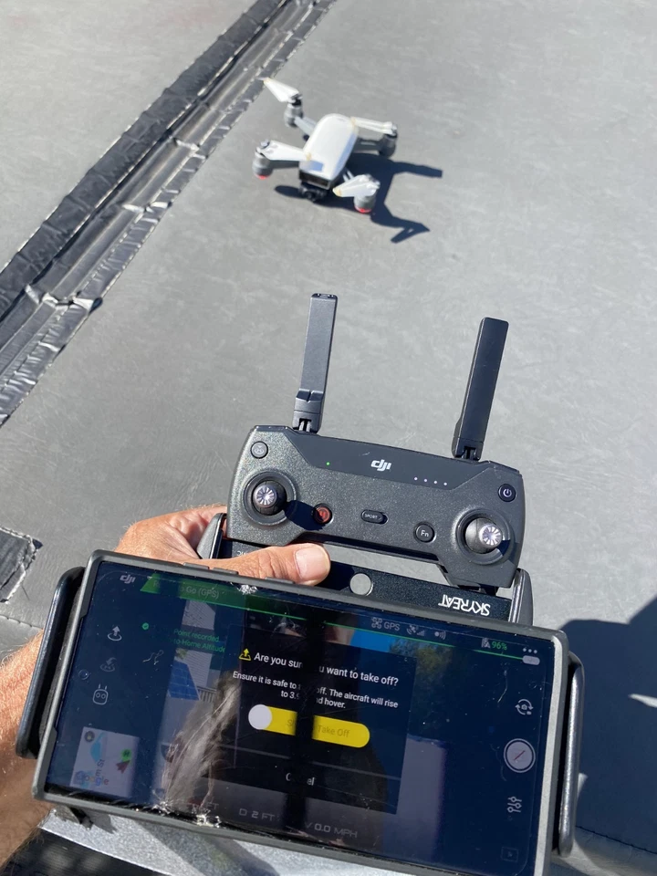 DJI Spark Fly More Combo con Estuche y Soporte para Tablet/Teléfono, 4x Cargador de Batería  Foto 3 de 4