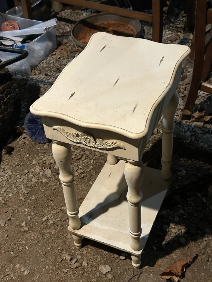 Mesa auxiliar vintage rústica blanca de granja Foto 2 de 4