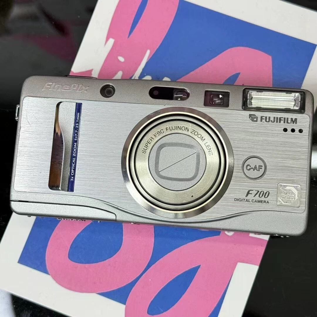 FUJIFILM FinePix F700 Sliver Color Compact Digital Camera