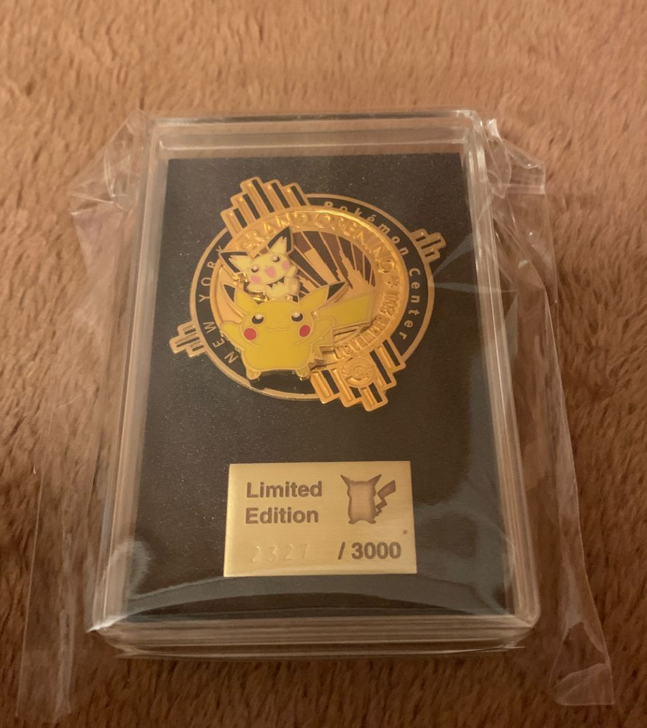 ポケモンセンターニューヨーク グランドオープニング記念ピンズ、キーホルダーセット Pokemon Center New York Grand Opening Pin Badge Limited Pikachu