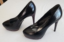 Pre-owned pair of Simply Vera brand, platform pumps in size 7 with 5.5" heel
