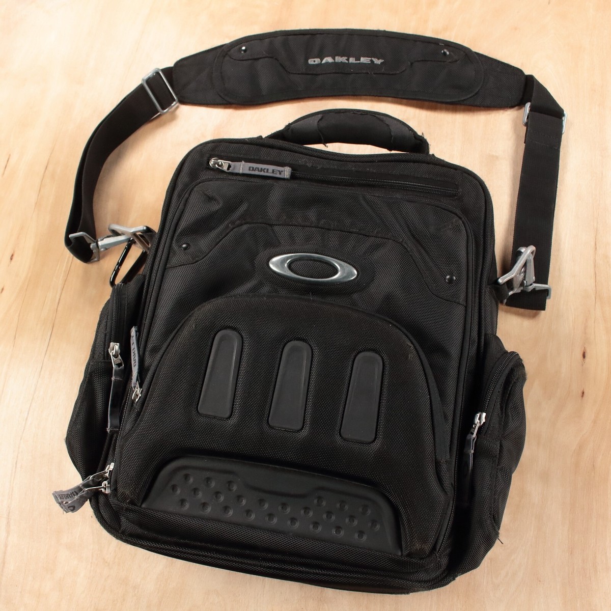oakley メッセンジャーバッグ Y2K テック タクティカル メタルロゴ OAKLEY tactical vertical laptop shoulder messenger bag vtg
